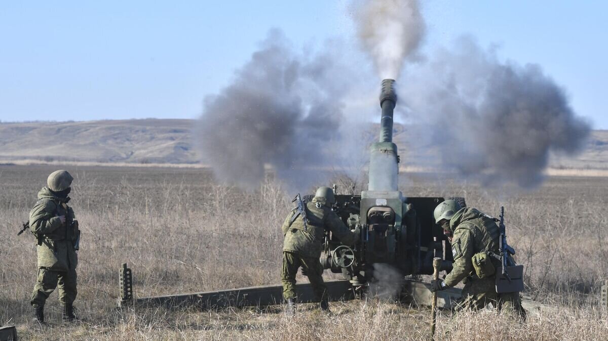    Военнослужащие артиллерийского расчета вооруженных сил РФ работают по позициям ВСУ© РИА Новости / РИА Новости