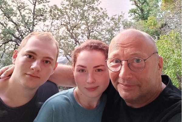 Юрий Гальцев с внуками Алиной и Юрием