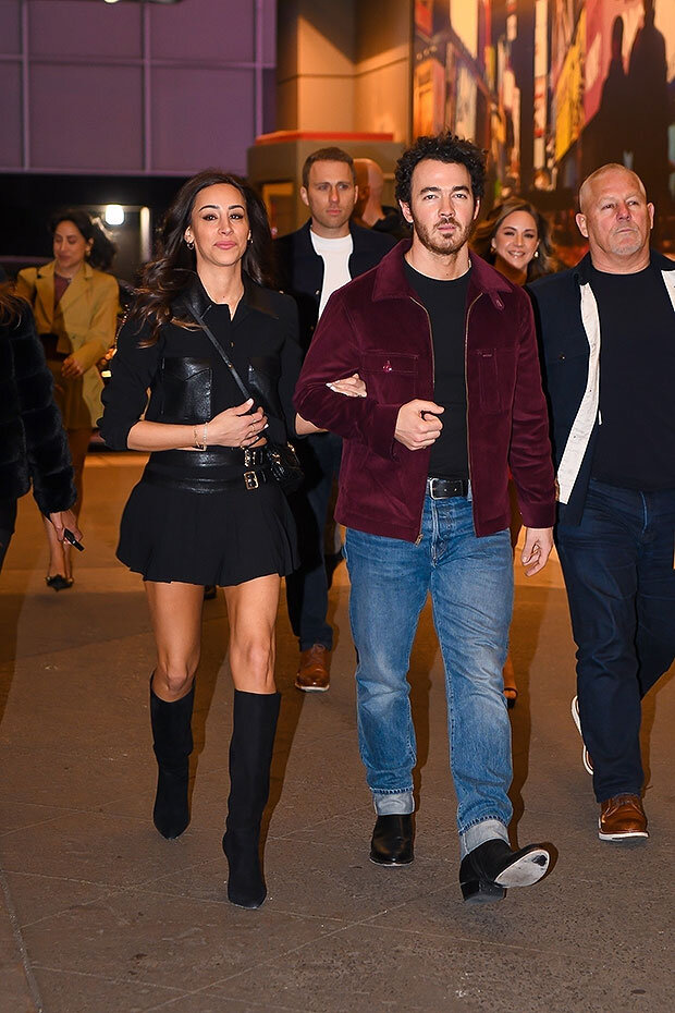 Кевин Джонас с женой Даниэль Джонас в Нью-Йорке в марте 2023 года. (ROKA / BACKGRID)