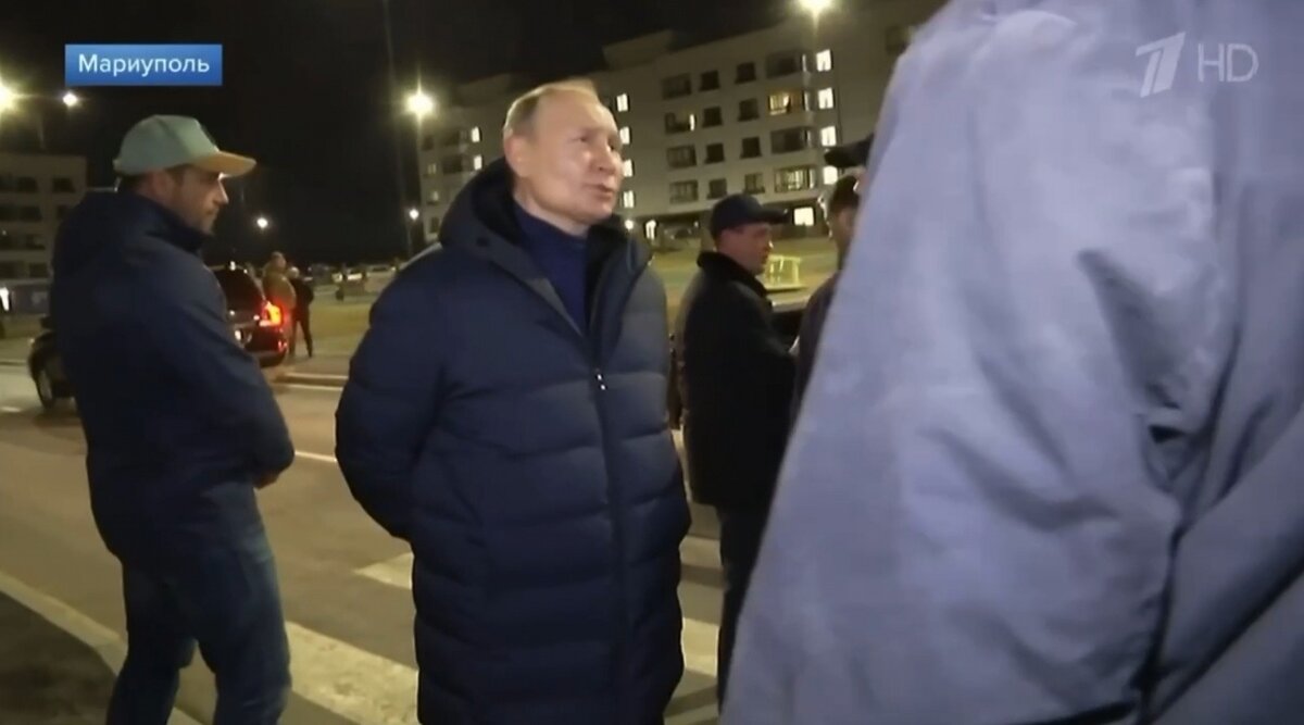 Путин прилетел в Мариуполь на вертолете, затем за рулем автомобиля объехал несколько районов города, совершая остановки .