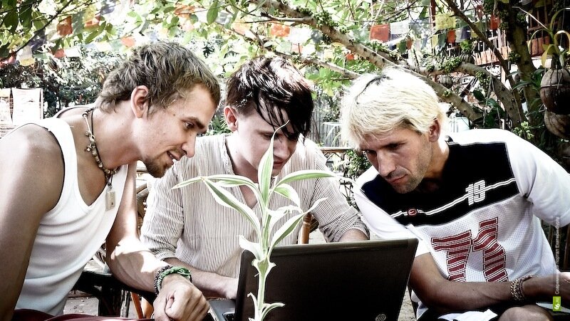 Наши провожатые по Камбодже — Саша и Андрей. Оба они живут здесь уже два года. С недавних пор работают гидами для русских. Но вообще это редкость — наших соотечественников тут среди отдыхающих и проживающих очень мало.