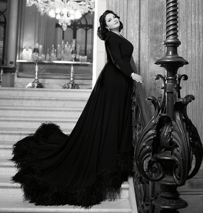 В часах Chopard L'Heure Du Diamant; в колье Color из белого золота с бриллиантами и сапфиром, в кольцах, серьгах и колье Classic из белого золота с бриллиантами, все Mercury