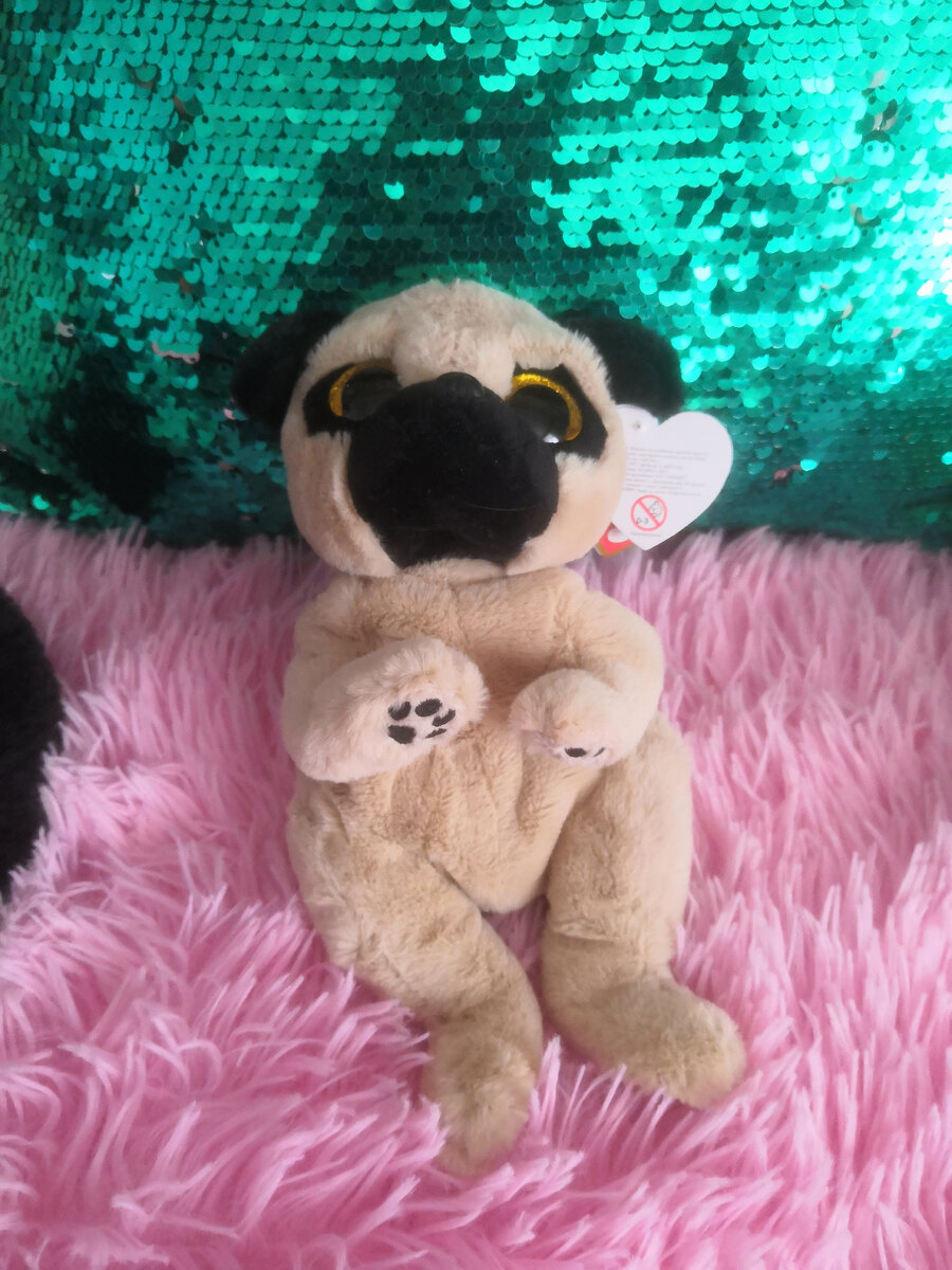 Ждёт хозяйку. Он неплотно набит. В самый раз чтобы под щеку положить. 