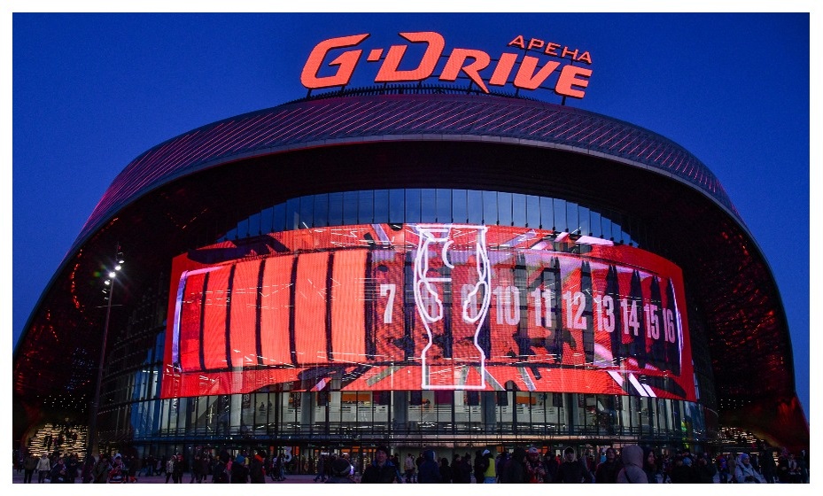    Болельщик «Металлурга» пришел на «G-Drive Арену» в Омскве с барабаном, на котором была изображена свастика. Фото: сайт ХК «Авангард»