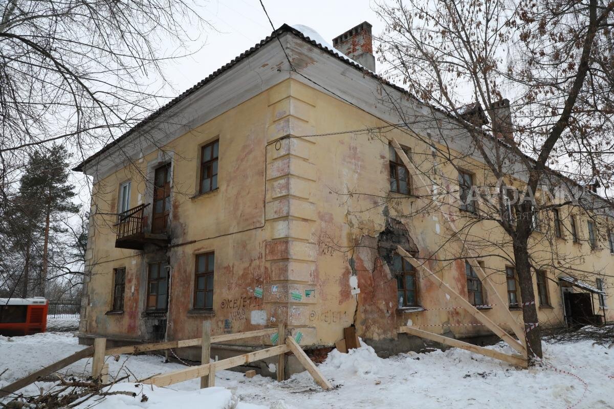    Жильцам дома по улице Сутырина вручили уведомления о необходимости переехать в маневренный фонд Оксана Снегирева