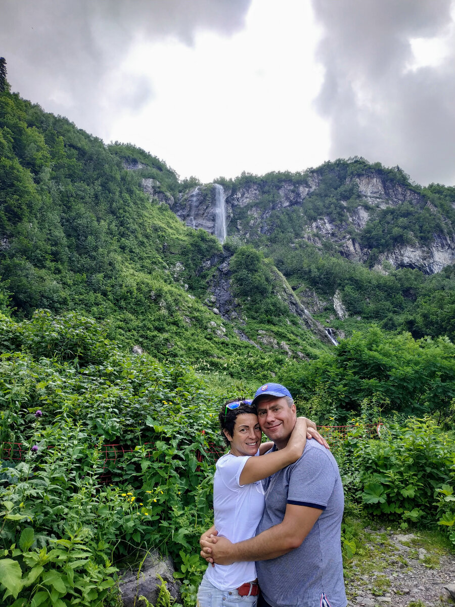 Водопад Поликаря издалека, как он выглядит вблизи на первом фото в статье