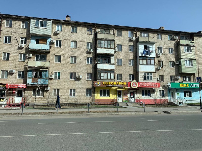 Фото автора. Дом с нежилым первым этажом. Верхний этаж бесчердачный - сразу совмещенная кровля. Минусы - через потолок теряем тепло; если протекла кровля, то сразу подтеки будут в квартире; 