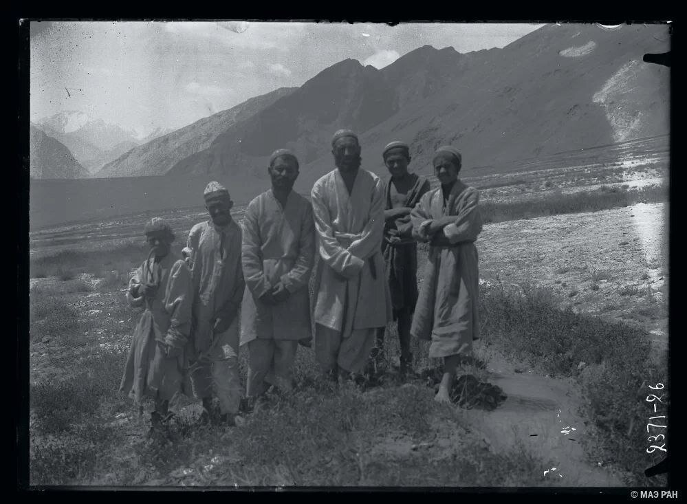 Фото: Дехкане Рушана. Долина реки Бартанг.В это время аксакал Рушана Манзар-шо, закрепив свои связи с дарвазским шахом, поехал и привел оттуда братьев Тимур-шо и Акбар-хана. Младший брат Тимур-шо, стал правителем в Кала-и-Вамаре. В это время в Бар-Пяндже афганским правителем был Гульзор-хан, и, чтобы стать правителем, Акбар-хан вместе с Манзар-шо напали на крепость Бар-Пяндж, сожгли эту крепость и, схватив Гульзор-хана, вместе с его войсками выслали в сторону Бартанга. И они прожили в Бартанге в течение одного года способом куша. По приказу правителя Кала-и-Вамара Тимур-шо и аксакала Рушана и Бартанга Манзар-шо Гульзор-хана и подчиненные ему войска вызвали из Бартанга и послали их в распоряжение правителя Бар-Пянджа Акбар-хана.Гульзор-хан, прибыв в Кала-и-Бар-Пяндж, посовещался со своими войсками и сказал им: «Мы в течение одного года были высланы, наш падишах не беспокоится о нас, надо уходить из этого места».— Курбан-шо Зухур-бек-Заде и Кази-Заде Гариб-Мухаммад. Исторические заметки. #памир @памир #бадахшан