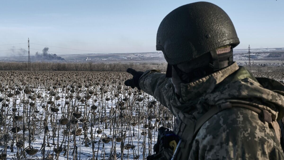    Украинский военный возле Соледара© AP Photo / LIBKOS