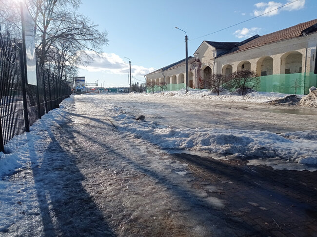 Тротуары вокруг городского парка покрыты толстым слоем льда
