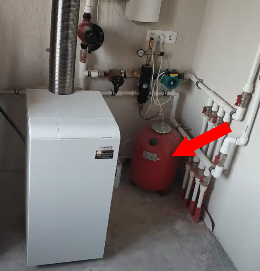Как закачать воздух в расширительный бак. Газовый котел в котельной. ГАЗ котел. Установка расширительного бака на газовый котел. Как накачать расширительный бачок газового котла.