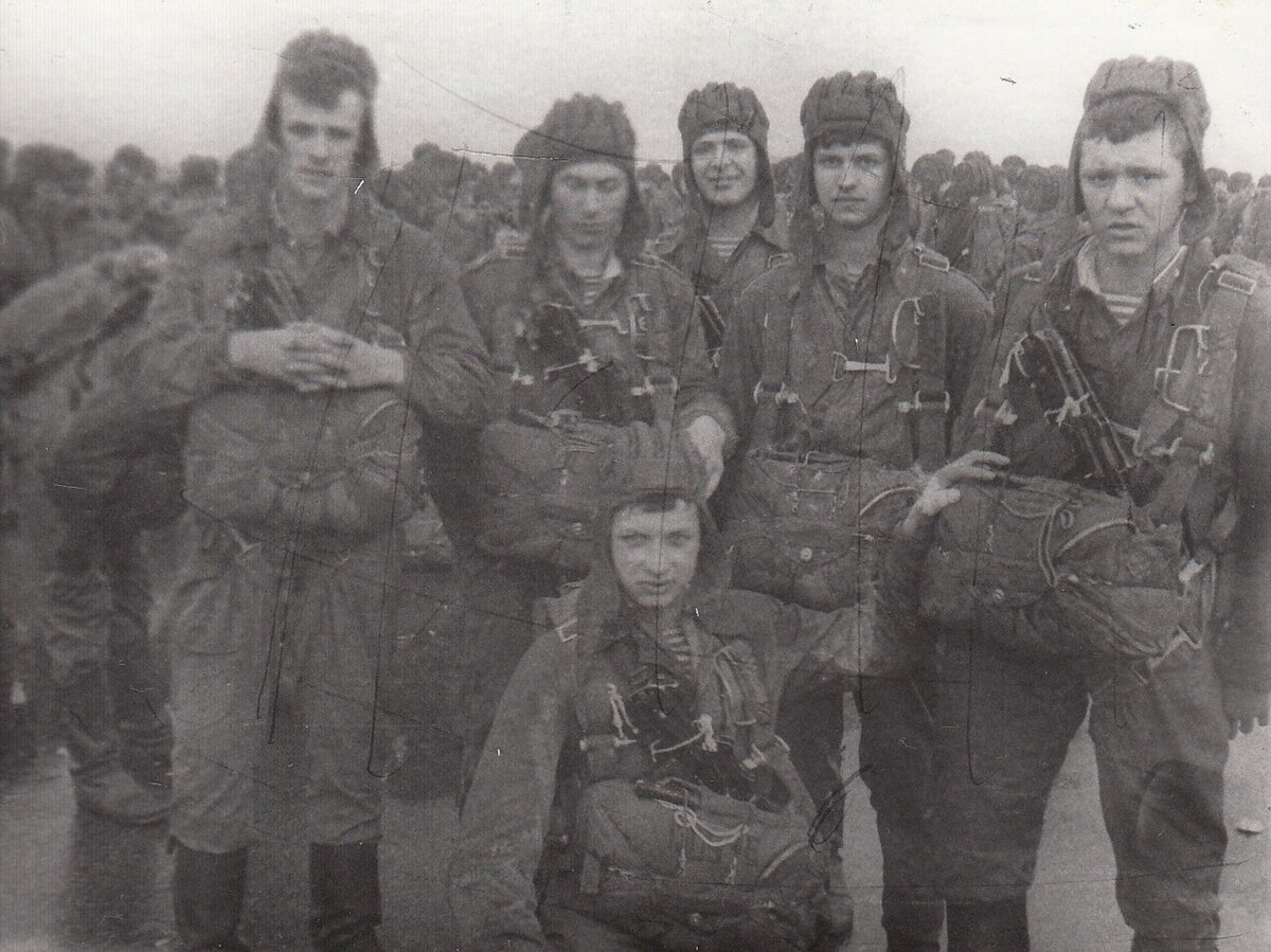 Младший сержант Половинщиков справа