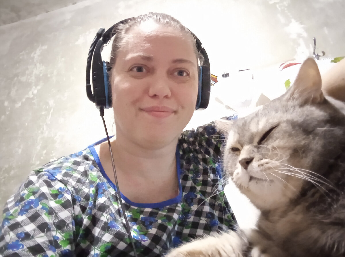 Кузя деликатно присоседился к просмотру видео.