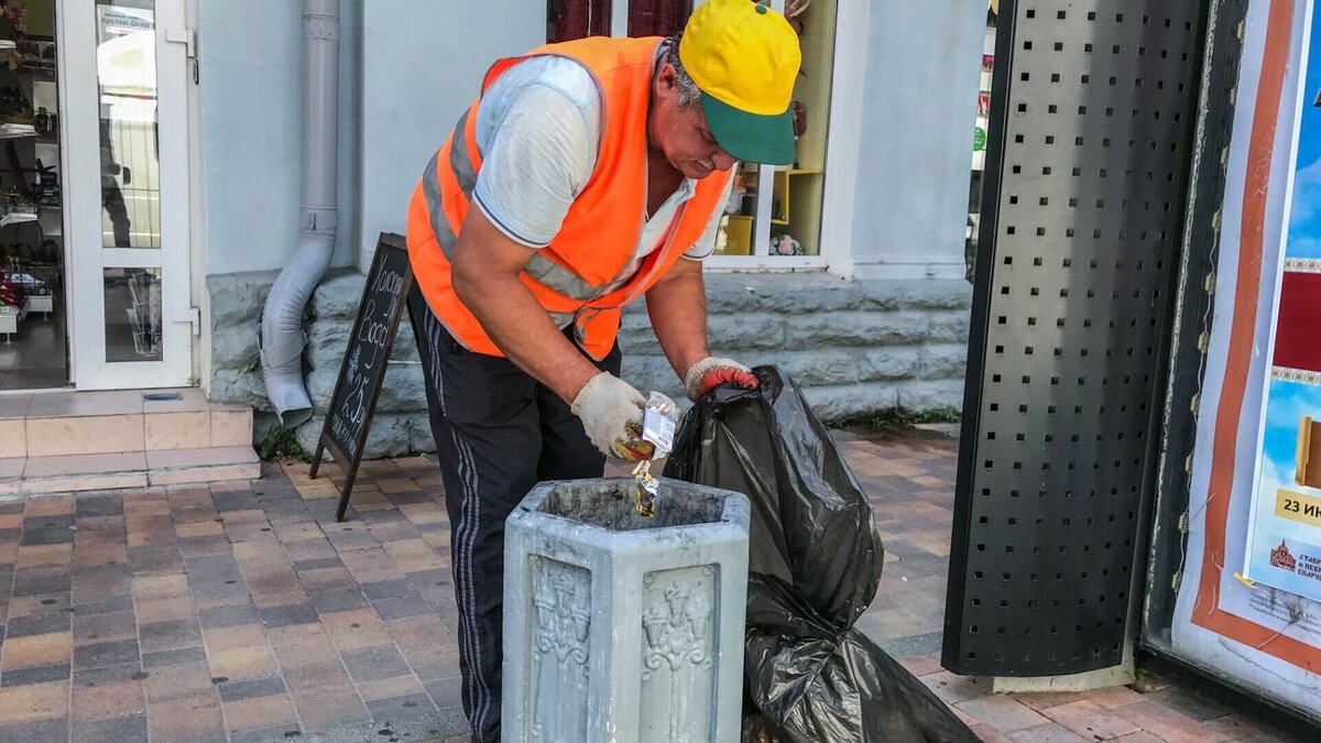     В России, в том числе Ростовской области, в прошлом году самыми дефицитными специалистами оказались токари, врачи и дворники, сообщает HH.ру.