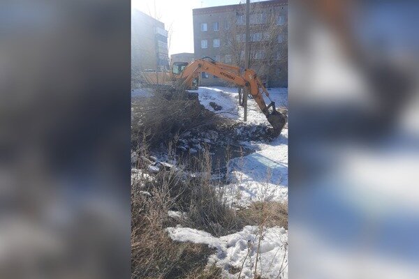    В Первомайском в Орске снова произошла утечка на водоводе. Решить проблему планируют без отключения воды