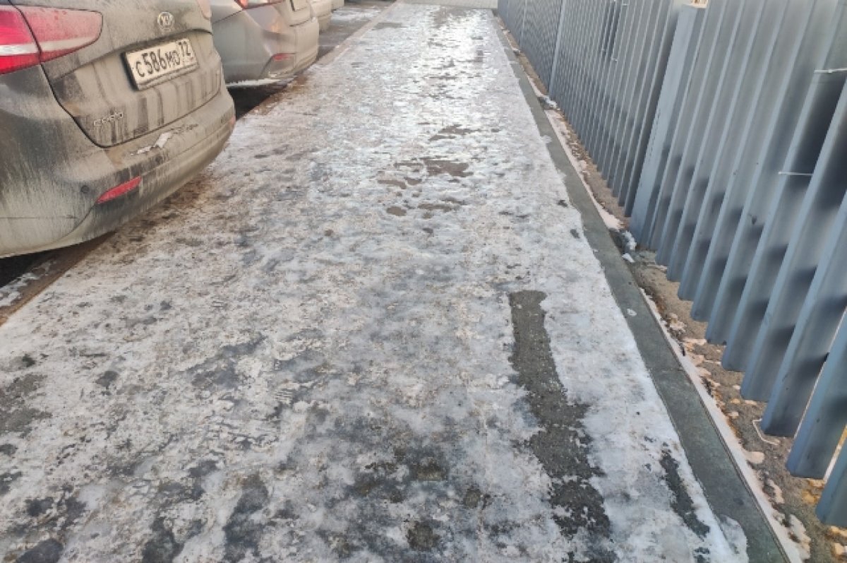    Омичка получила тяжёлый перелом после падения на тротуаре в центре города