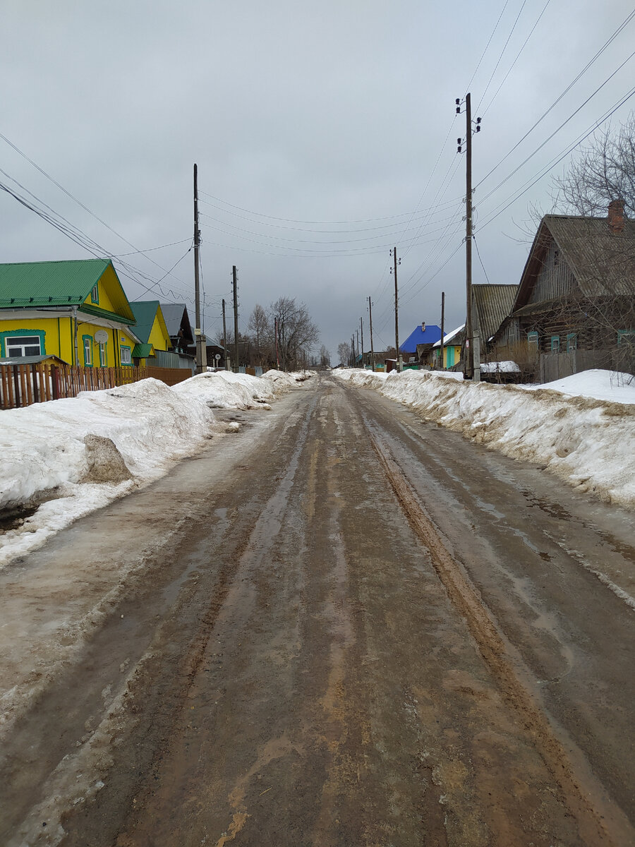 В городах уже сухие и чистые улицы, а у нас ещё снеговиков лепить можно. 