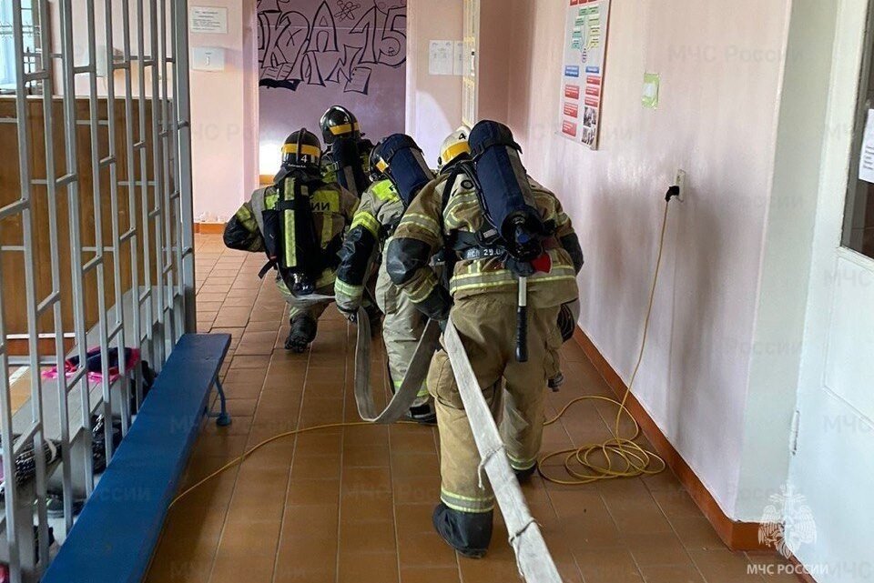     По легенде в школе загорелась библиотека.  ГУ МЧС по Волгоградской области