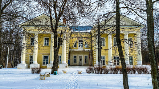 Усадьба Стаховичей в селе Пальна Михайловка. Старинное здание с колоннами