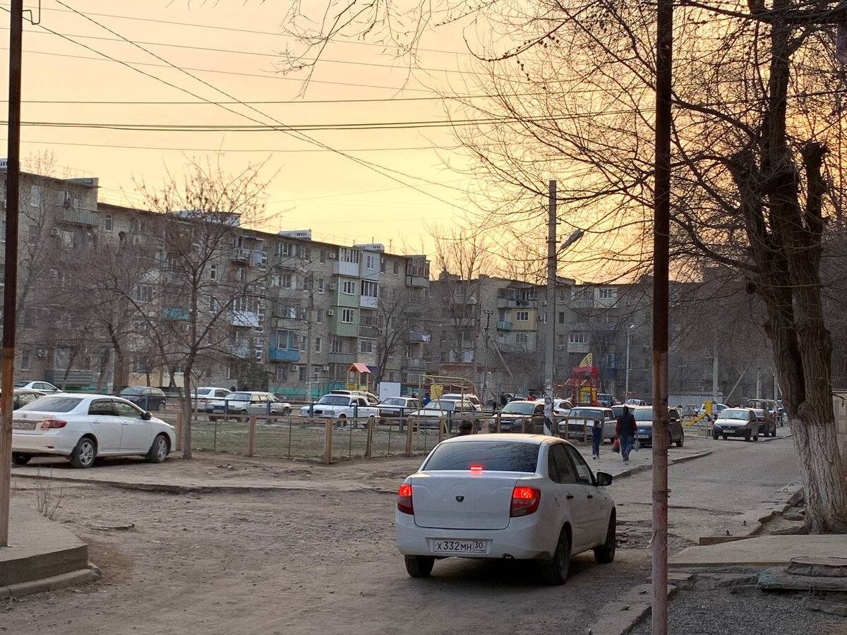 Фото автора. Что можно увидеть на таких фото: Двор заставлен машинами, асфальтовые проезды требуют ремонта, детские площадки есть (уже хорошо!)