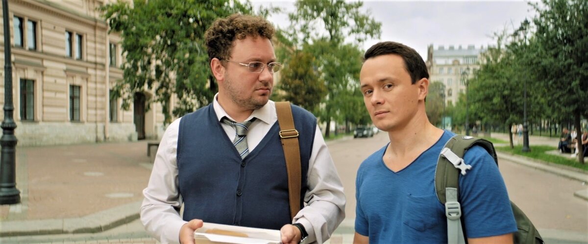 Артем и Слава – друзья и коллеги по работе в средней школе. 
Кадр из к/ф «Свободные отношения». 