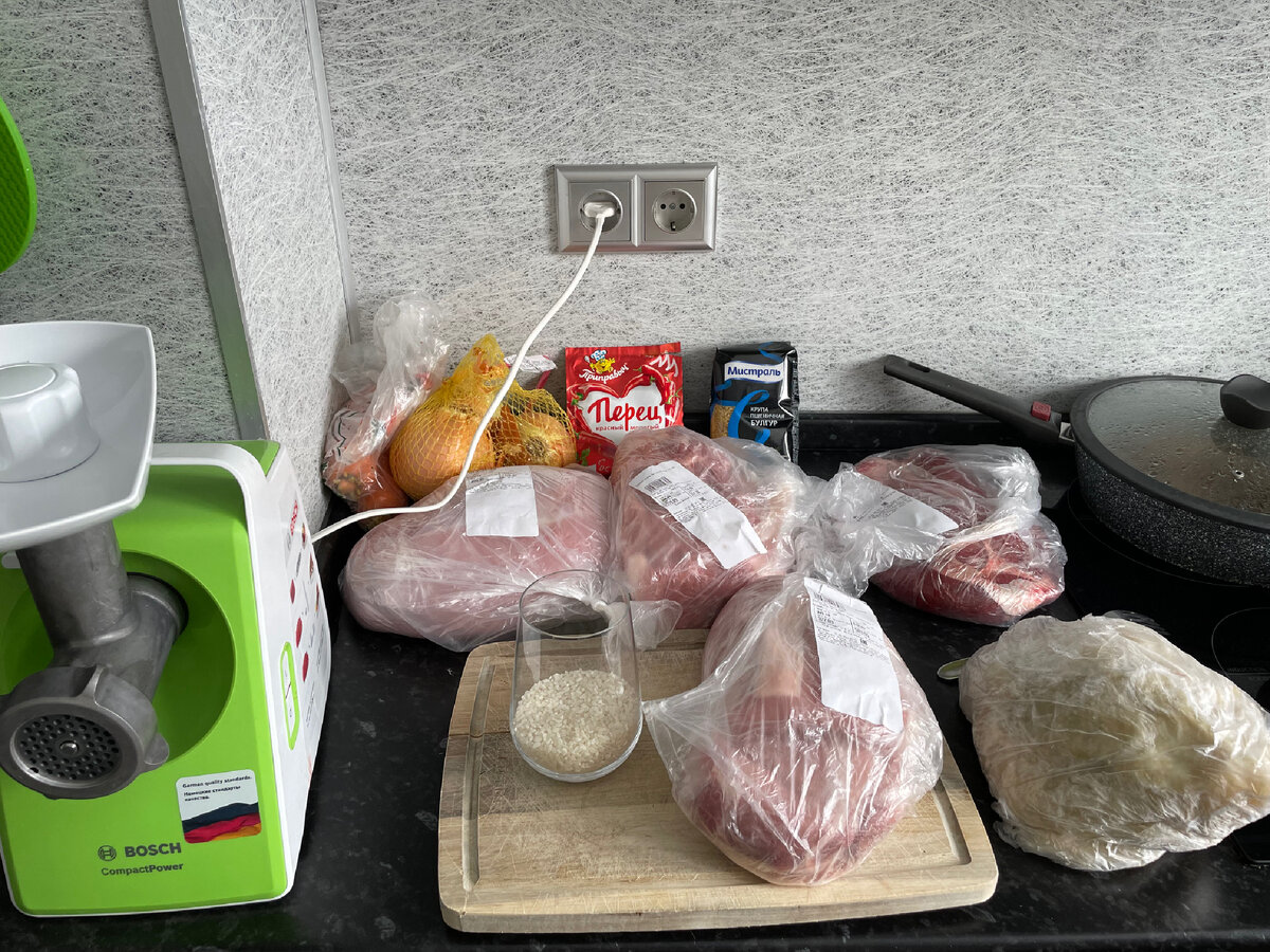 Продукты: мясо индейки, говядина и свинина, рис, капуста, лук, морковь, специи.