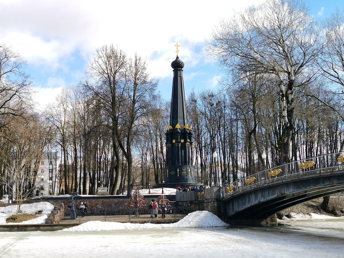 горбатый мостик, ведущий через пруд к памятнику  смоленскому сражению 4-5 августа 1812 года