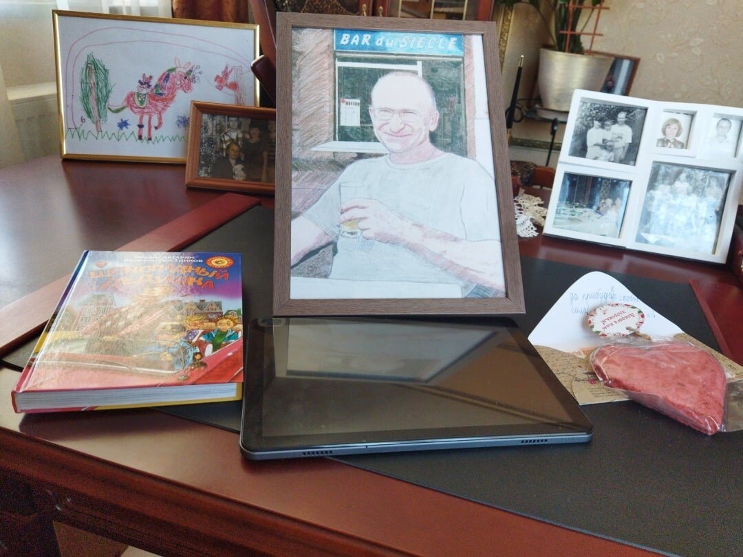 Вот они подарочки на юбилей. А книгу и ещё много-много чего другого подарили друзья-семейная пара