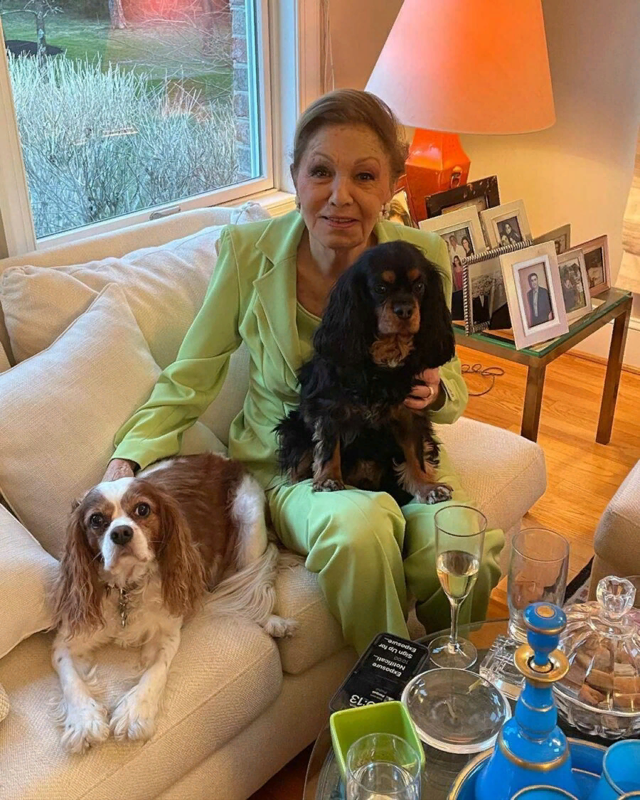 Императрица Фарах празднует Навруз со своей семьей и собаками