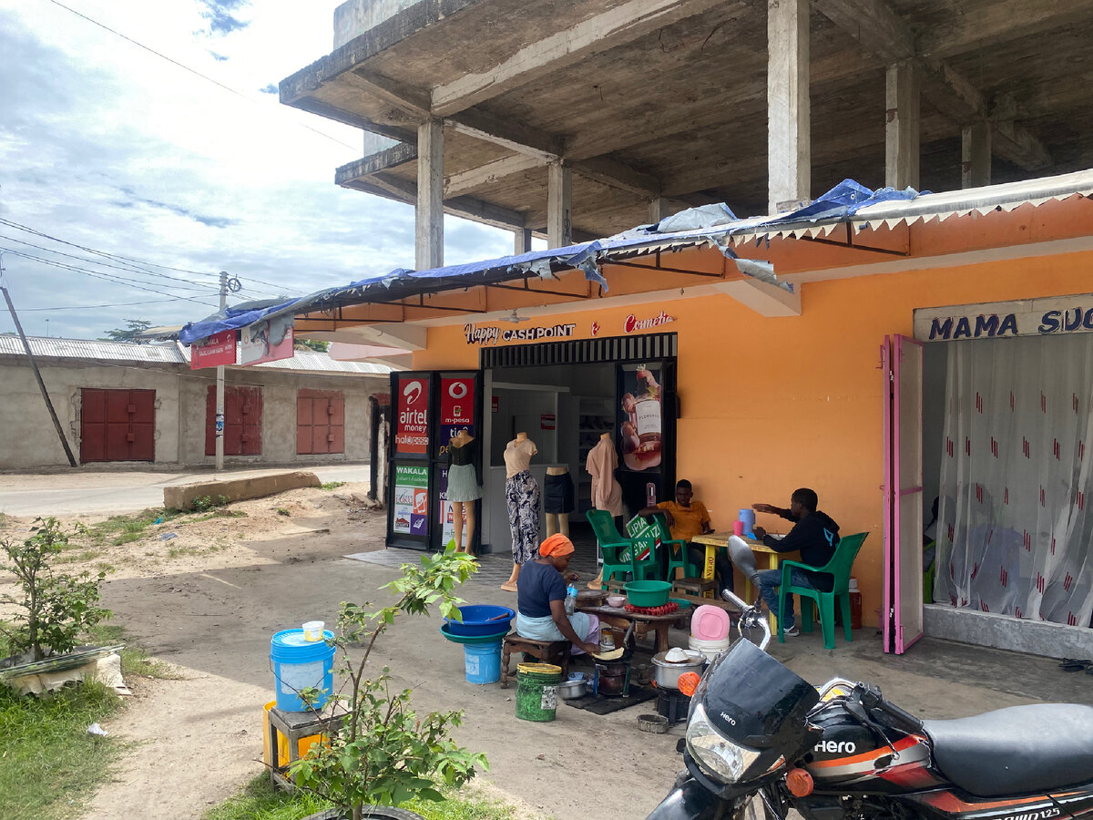 Женщина печёт типичная утренняя картинка. Везде в Танзании есть такие женщины 