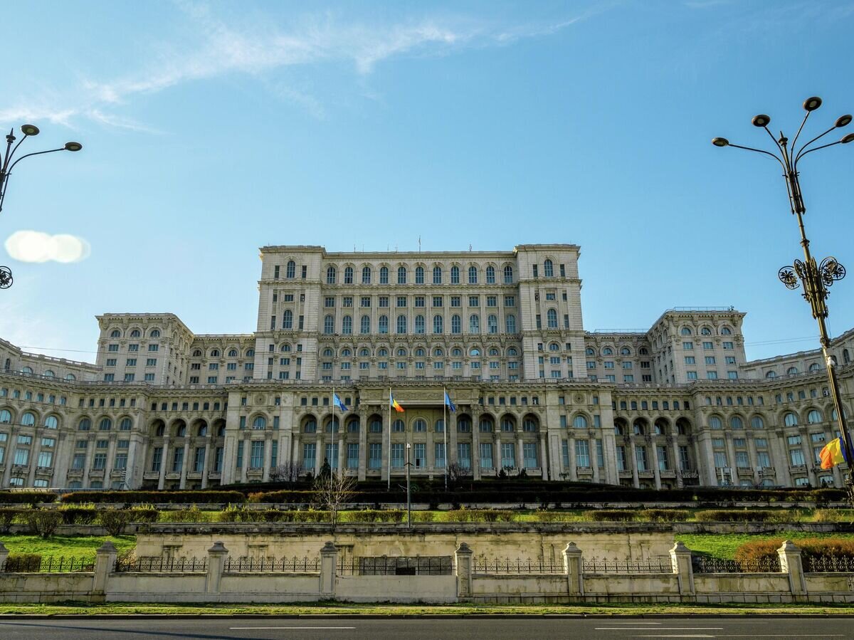    Дворец Парламента в Бухаресте© Фото : Freepik / frimufilms