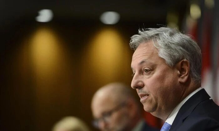 Директор CSIS Дэвид Виньо проводит пресс-конференцию на Парламентском холме в Оттаве, Канада, 16 июля 2020 года. Глава Канадской разведывательной службы безопасности предупреждает, что Китай подрывает Канаду, пытаясь украсть ценные технологии и заставить замолчать критиков политики Пекина. (Sean Kilpatrick/The Canadian Press)