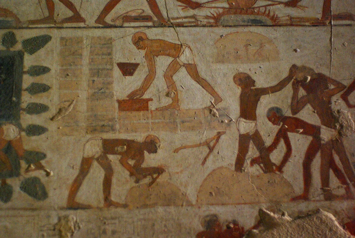 Два рабочих рыхлят глину мотыгами. Тот, кто месит глину ногами, снимает Тяжелый кувшин с водой с плеча водоноса