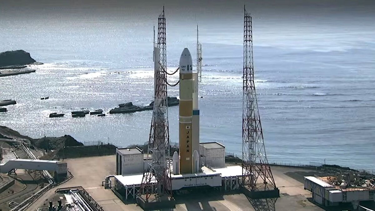      Новая ракета H3 ДЖАКСА ожидает на стартовой площадке в японском космическом центре Танэгасима 6 марта