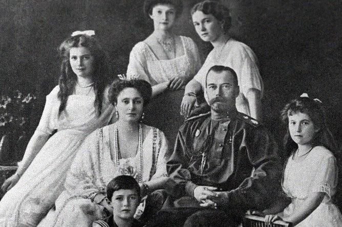      Николай II с семьёй, 1914 год