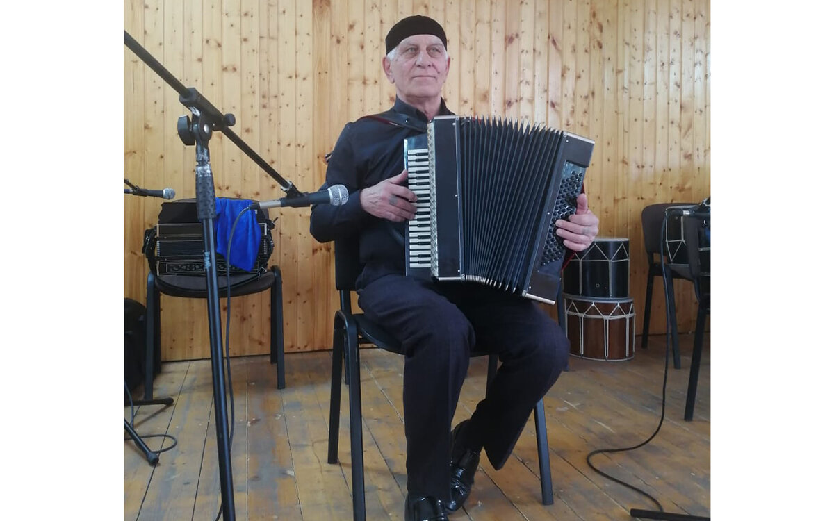 «Алихан играет на гармошке уже более 50 лет. Сколько сыграно за это время, сколько получено аплодисментов». Фото: Л. Харсиева