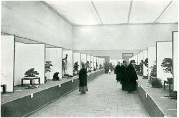 Выставка бонсай в Японии 1934 год.  
Источник: https://konnichiwa.ru/3639/
