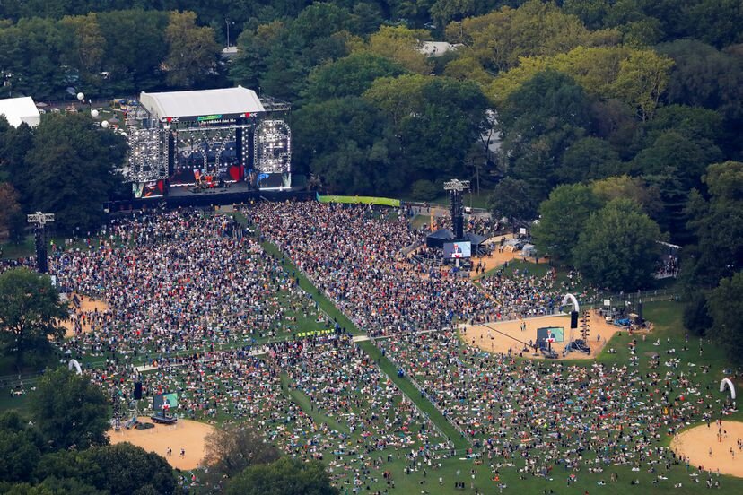 "We Love NYC: The Homecoming Concert". 21 августа 2021 г. в Центральном парке прошел массовый концерт под этим девизом. Тогда ни у кого не было претензий. ANDREW KELLY (REUTERS)
