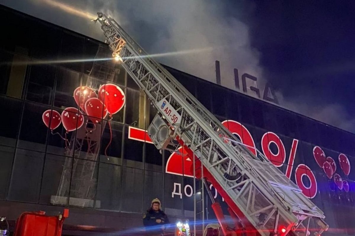    Крупный магазин сгорел в центре Черкесска, на улице Ленина