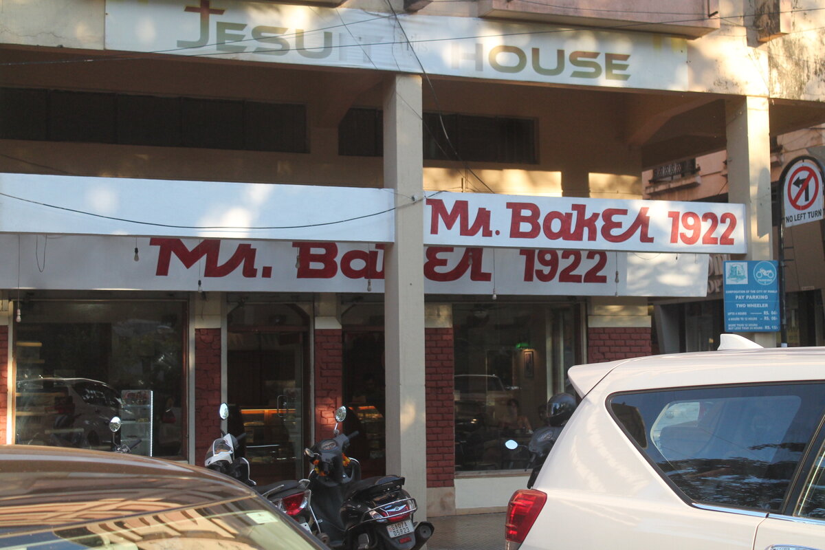 на минуточку этому заведению 100 лет! Находитя в центре Панаджи.