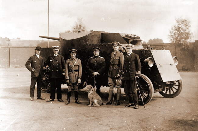 Сэр О. Локкер-Лемпсон (второй справа) с подчиненными, Россия, 1919 год. фото из rg.ru