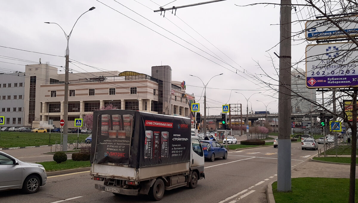 Процесс демонтажа вывески на ТЦ Карнавал (2 фото).