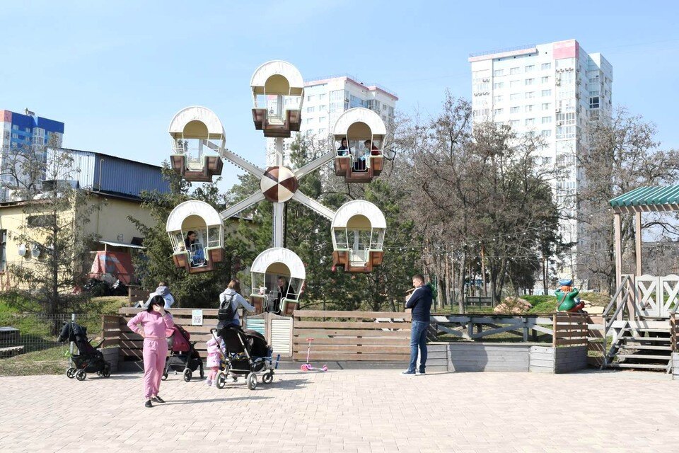     В парке открылись аттракционы. Геннадий БИСЕНОВ