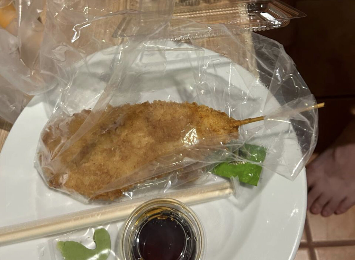 Шпажка с куриной отбивной. Соуз дают бесплатно. 