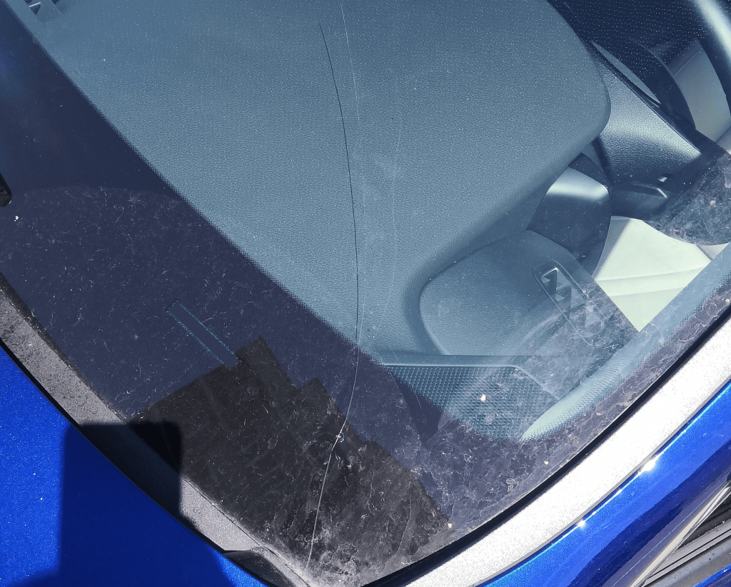 Трещина но лобовом стекле KIA K5 после попадания мелкого камня.