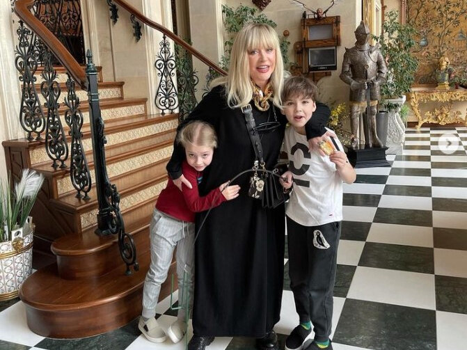 Лиза и Гарри сменили несколько школ