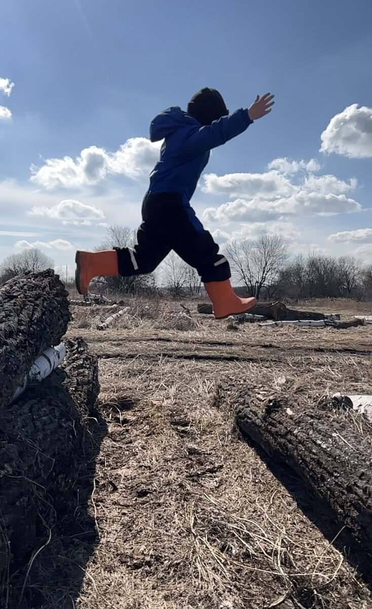 Для чего вообще вот эти стволы лежат, если не для того, чтобы с них прыгать?