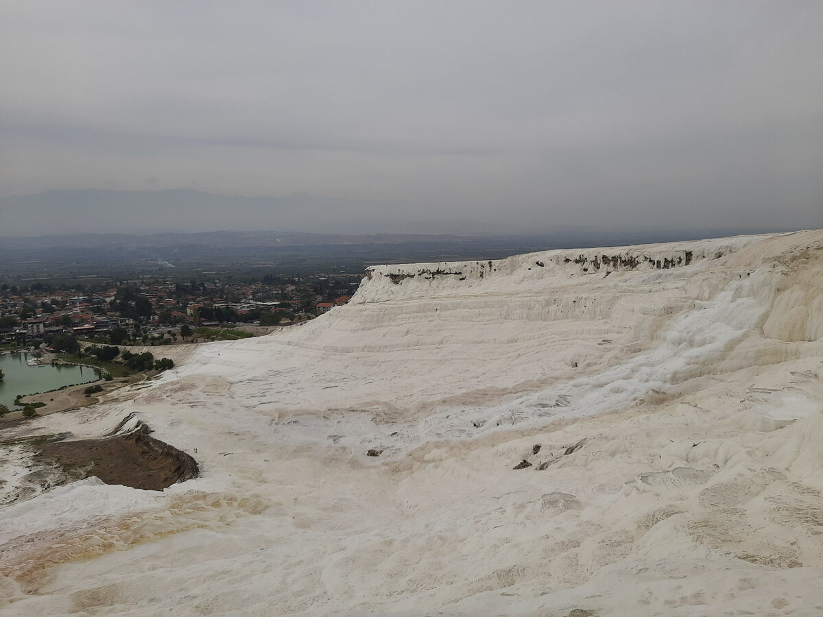 То ради чего, сюда приезжают - белые террасы и вмды с них