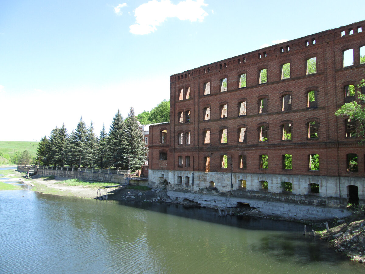 Примерно в 10 км.от города Ельца находится самый маленький заповедник Галичья Гора, его еще называют Елецкая Швейцария. Знаменит заповедник своими скальными выступами по берегам реки Воргол которые посещают как любители туризма так и скалолазы для оттачивания своих навыков но мы посетим странную мельницу и усадьбу купца Талдыкина.