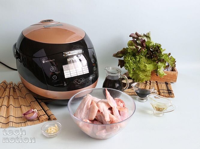 Подготавливаю ингредиенты для крыльев в квасе / Изображение: дзен-канал technotion